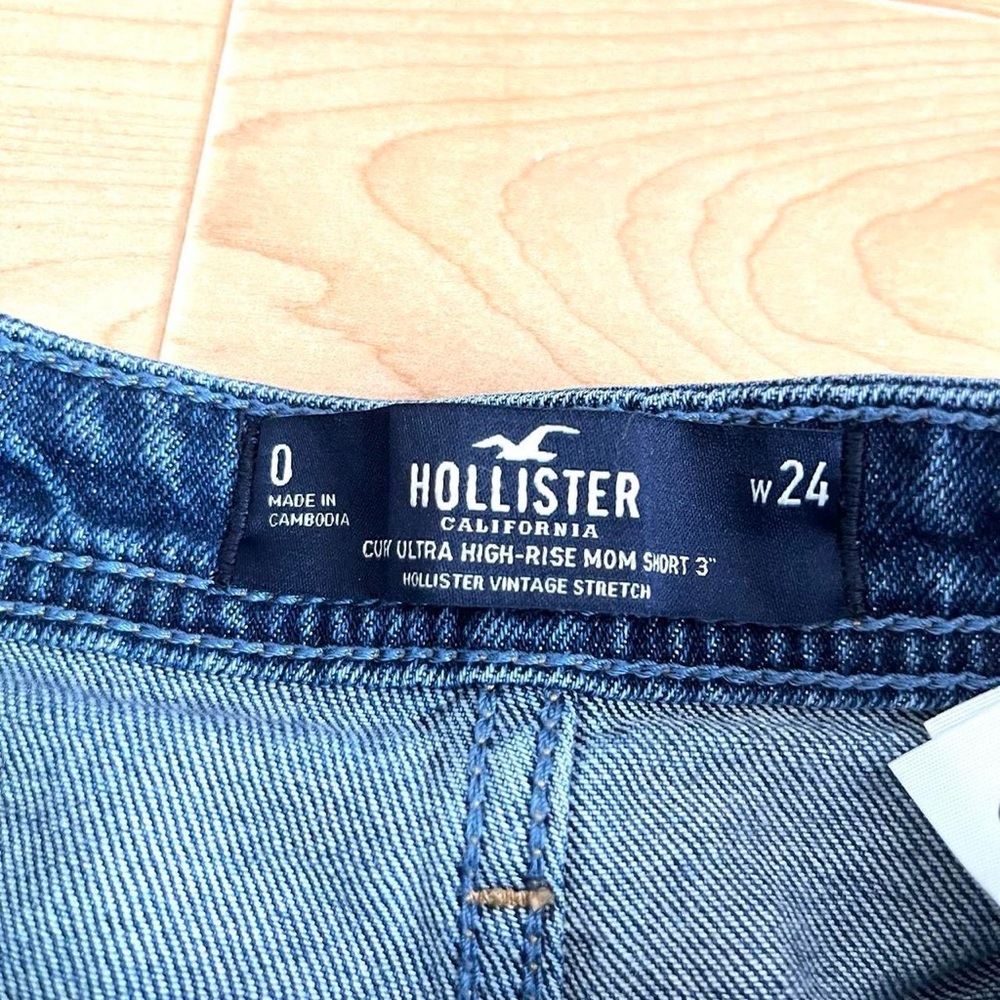 Hollister Women's Blue Distressed Denim High Rise Mom Shorts - Picture 4 of 4